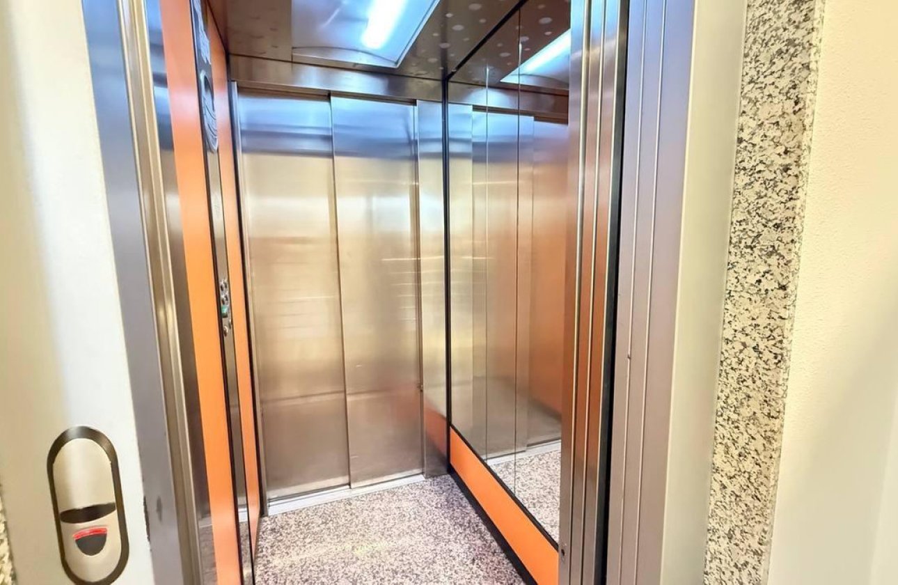 Resale - Apartment / flat -
Torrevieja - Torrevieja Centro