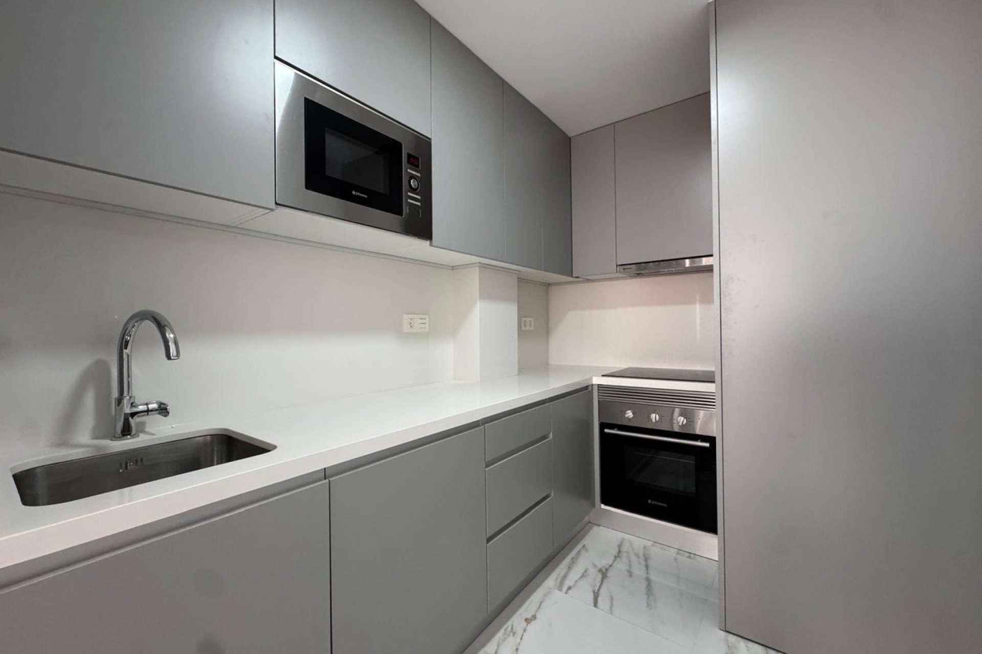 Resale - Apartment / flat -
Torrevieja - Torrevieja Centro