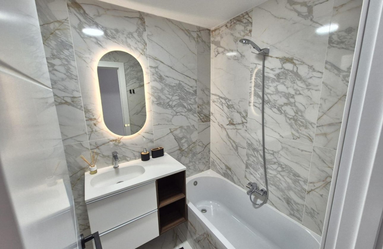 Resale - Apartment / flat -
Torrevieja - Torrevieja Centro