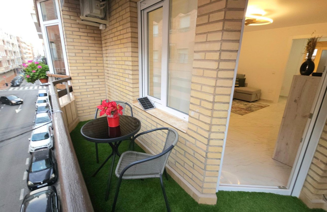 Resale - Apartment / flat -
Torrevieja - Torrevieja Centro