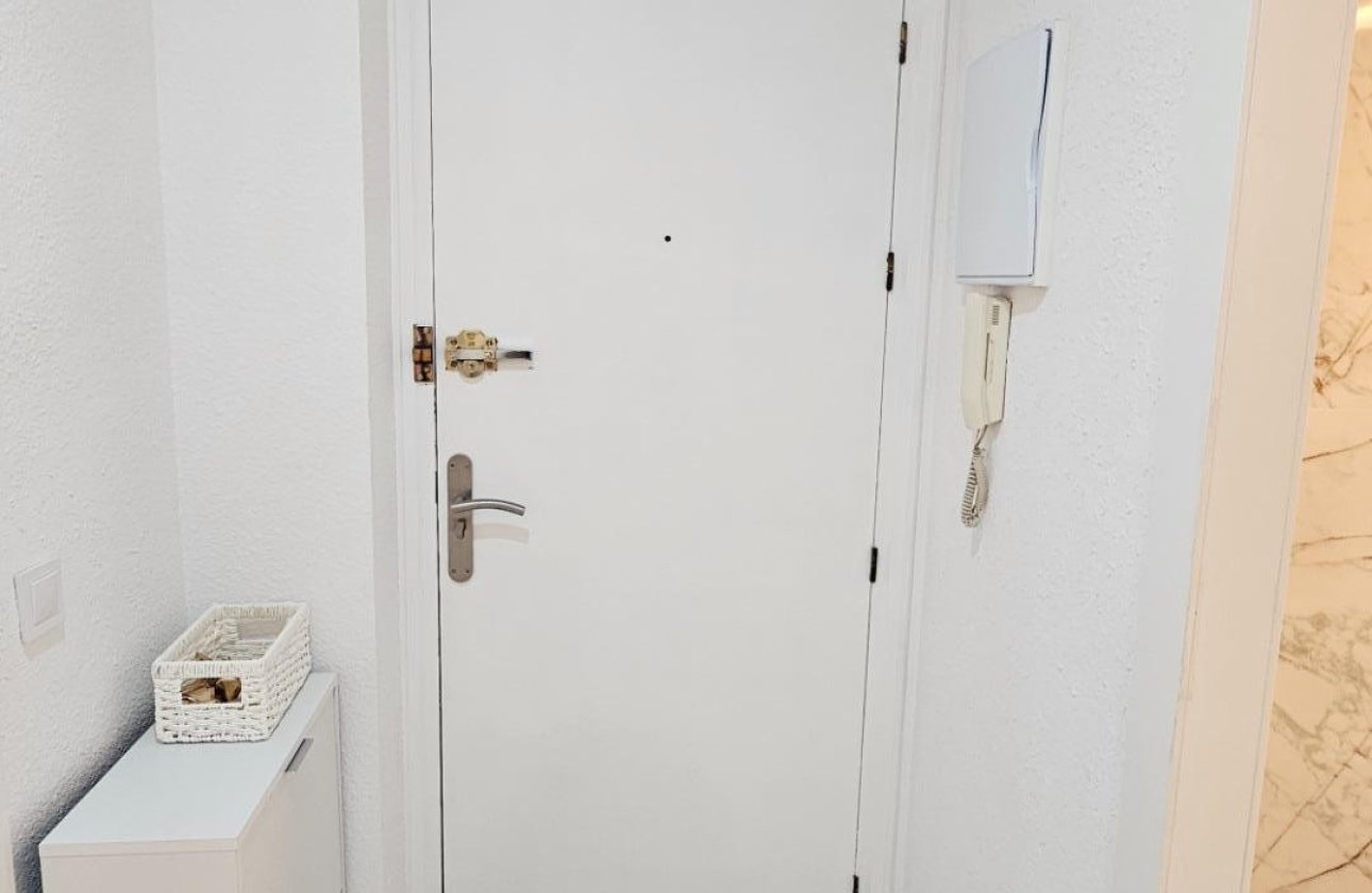 Resale - Apartment / flat -
Torrevieja - Torrevieja Centro