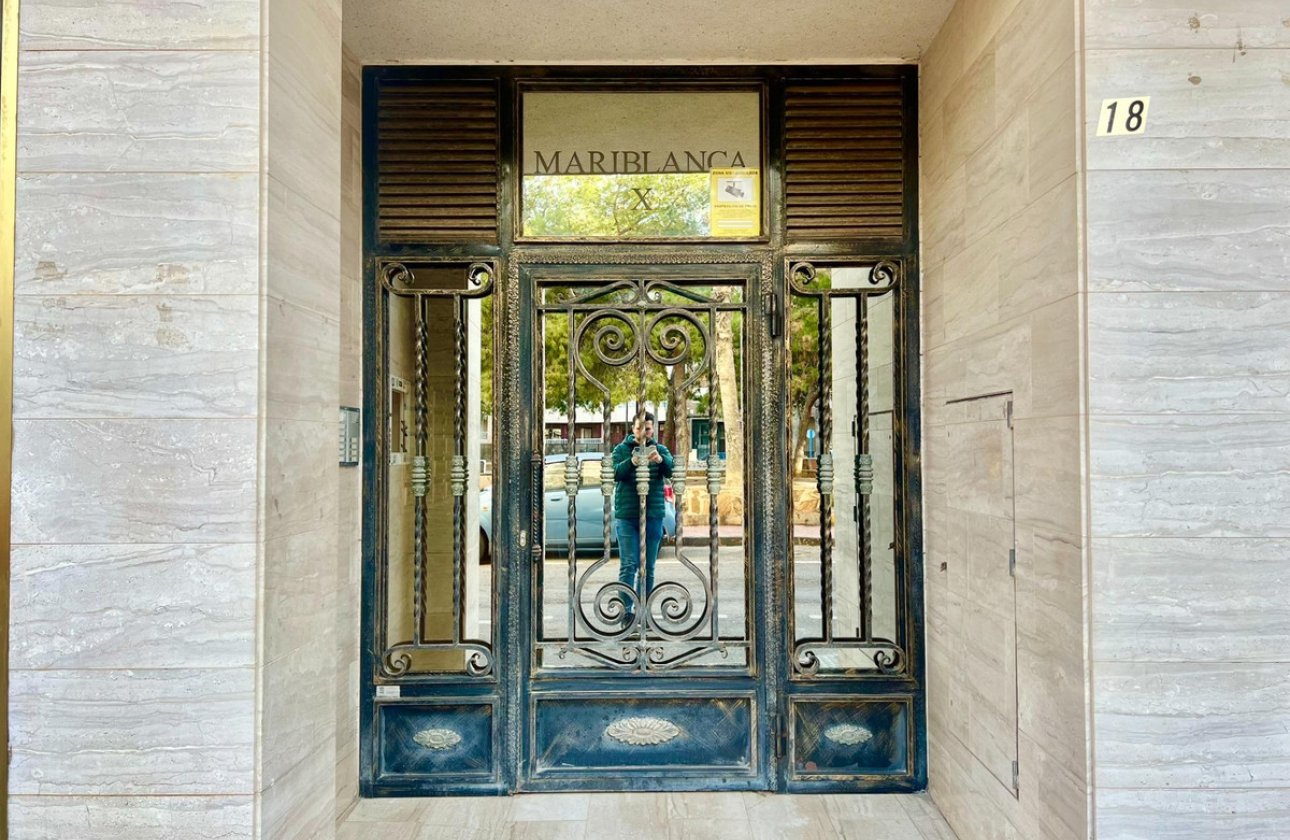 Resale - Apartment / flat -
Torrevieja - Torrevieja Centro