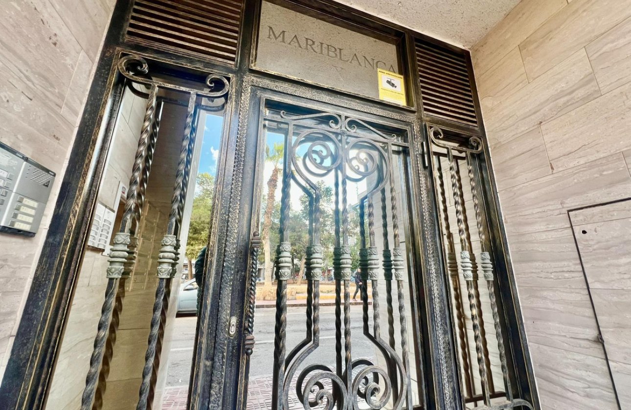 Resale - Apartment / flat -
Torrevieja - Torrevieja Centro