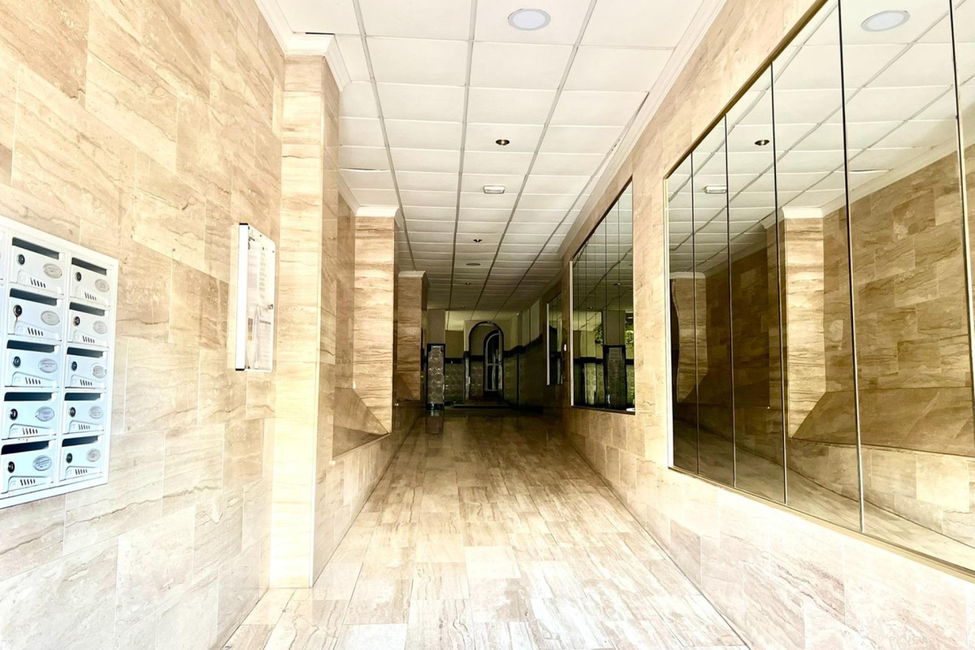 Resale - Apartment / flat -
Torrevieja - Torrevieja Centro