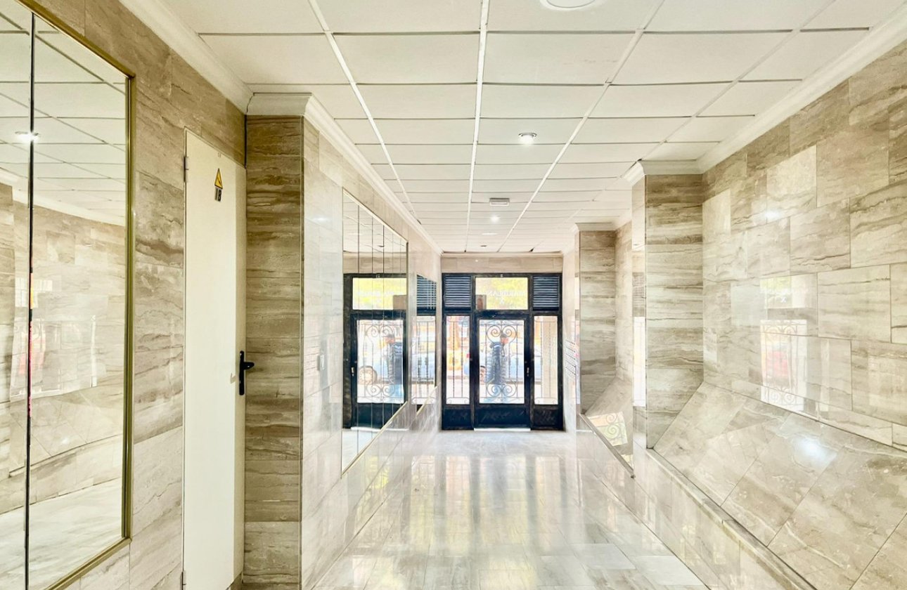 Resale - Apartment / flat -
Torrevieja - Torrevieja Centro