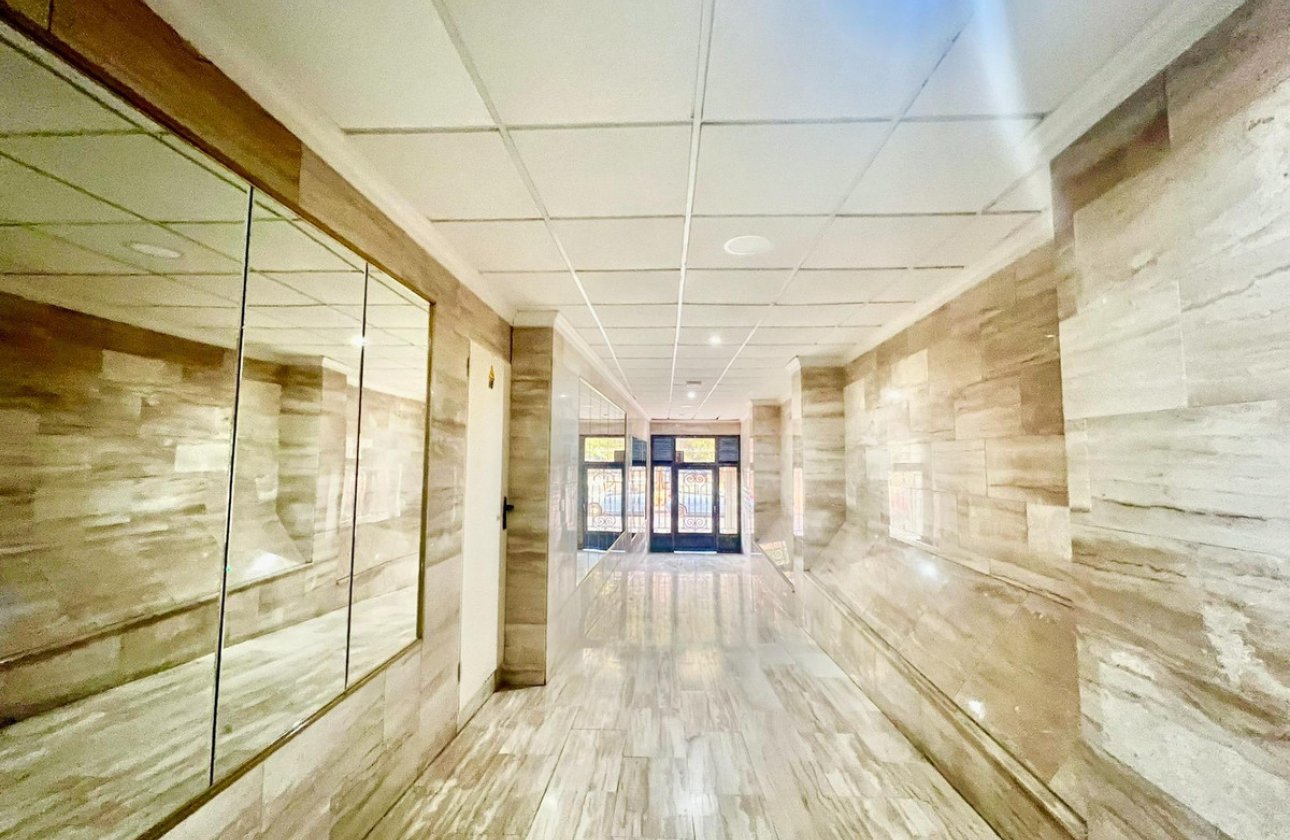 Resale - Apartment / flat -
Torrevieja - Torrevieja Centro