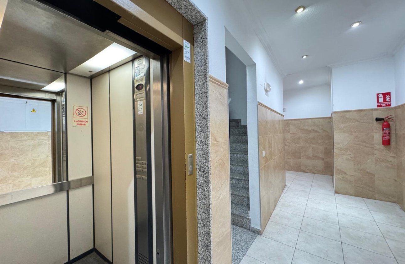 Resale - Apartment / flat -
Torrevieja - Torrevieja Centro