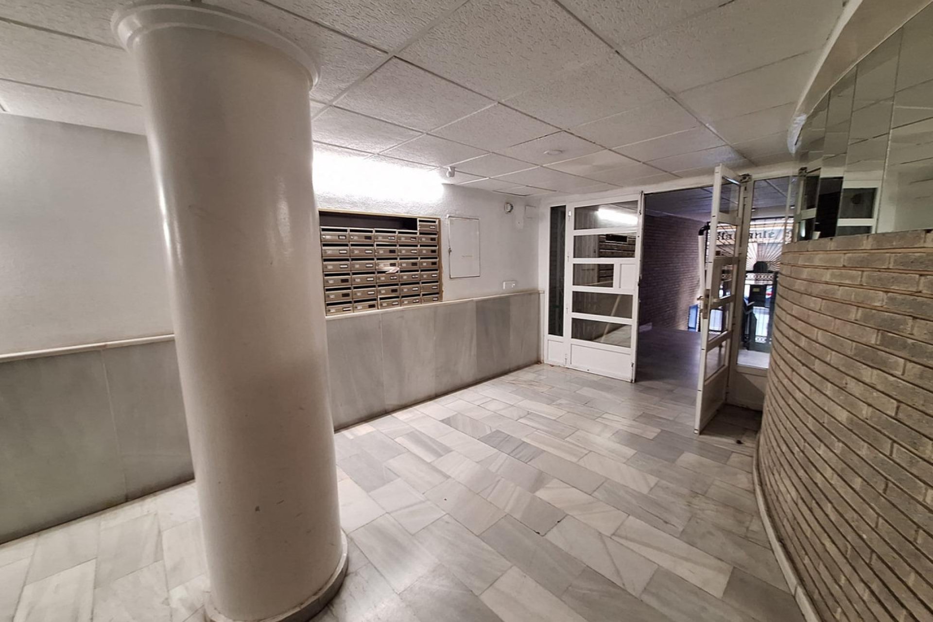 Resale - Apartment / flat -
Torrevieja - Torrevieja Centro