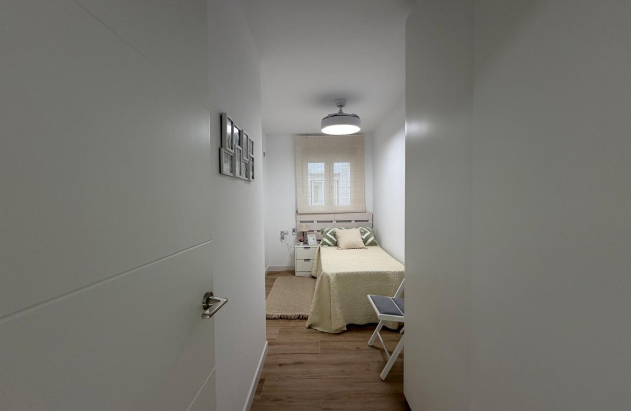 Resale - Apartment / flat -
Torrevieja - Torrevieja Centro