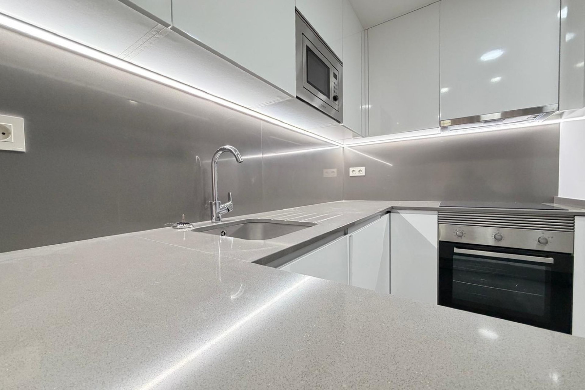 Resale - Apartment / flat -
Torrevieja - Torrevieja Centro