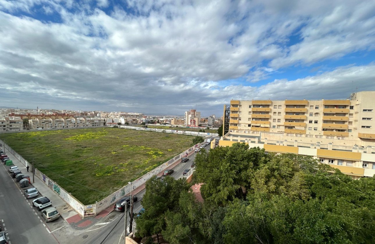 Resale - Apartment / flat -
Torrevieja - Torrevieja Centro