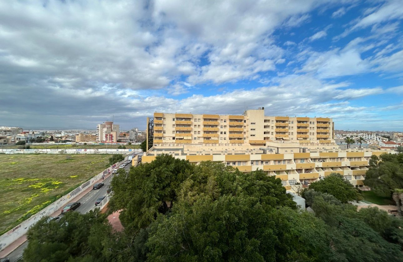 Resale - Apartment / flat -
Torrevieja - Torrevieja Centro