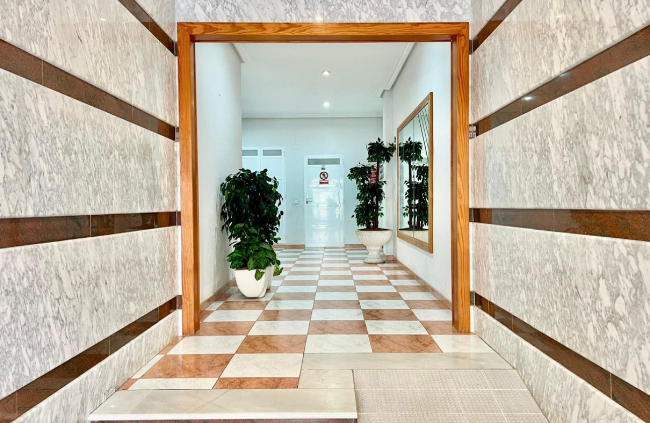 Resale - Apartment / flat -
Torrevieja - Torrevieja Centro