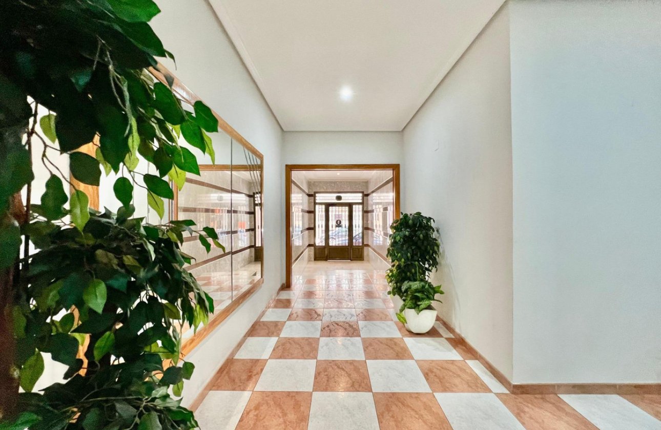 Resale - Apartment / flat -
Torrevieja - Torrevieja Centro