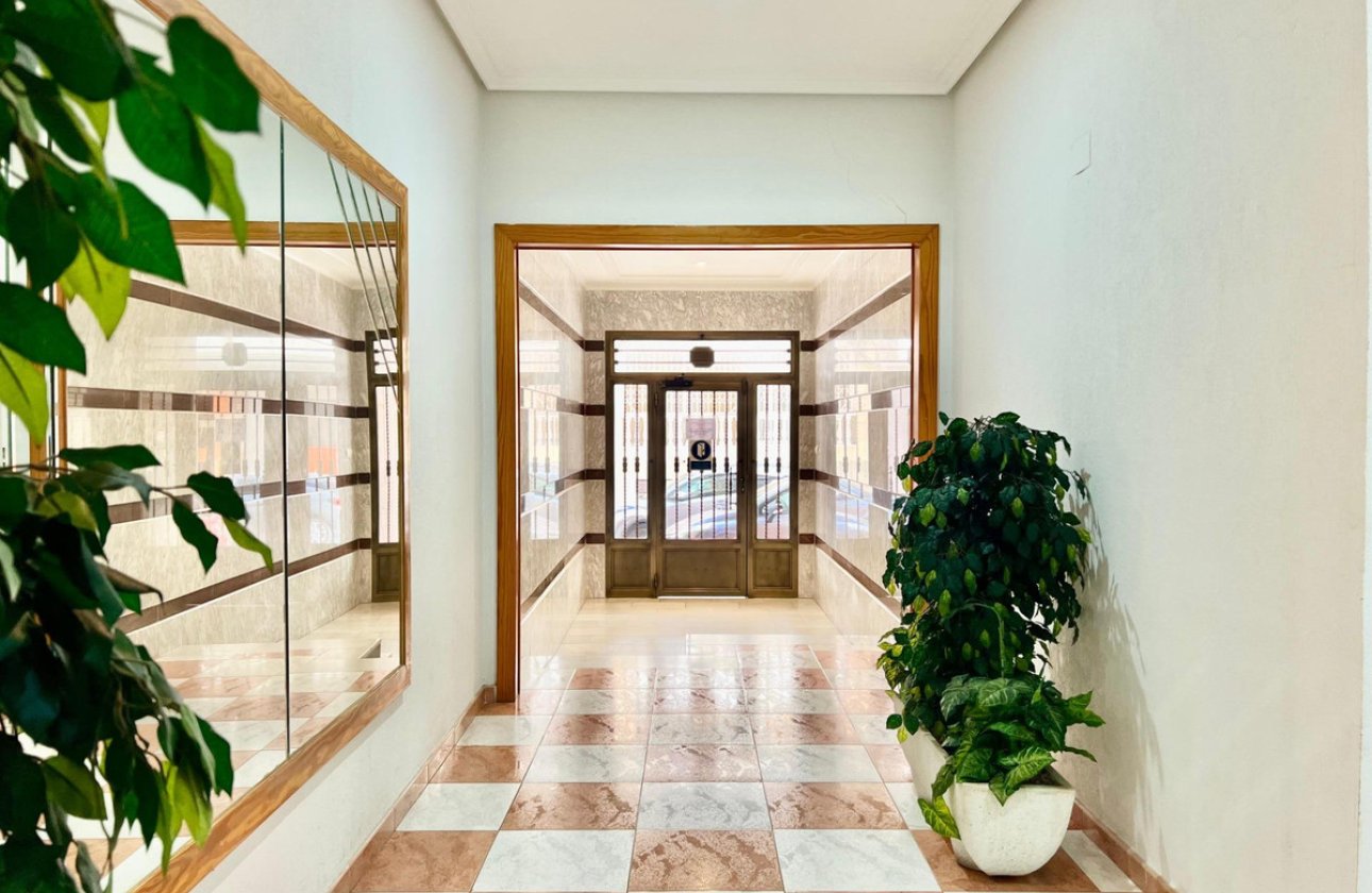 Resale - Apartment / flat -
Torrevieja - Torrevieja Centro