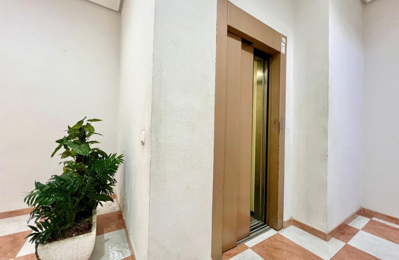 Resale - Apartment / flat -
Torrevieja - Torrevieja Centro