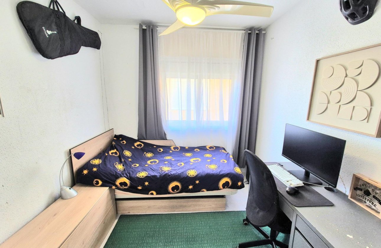 Resale - Apartment / flat -
Torrevieja - Torrevieja Centro