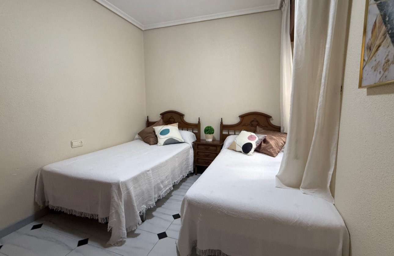 Resale - Apartment / flat -
Torrevieja - Torrevieja Centro