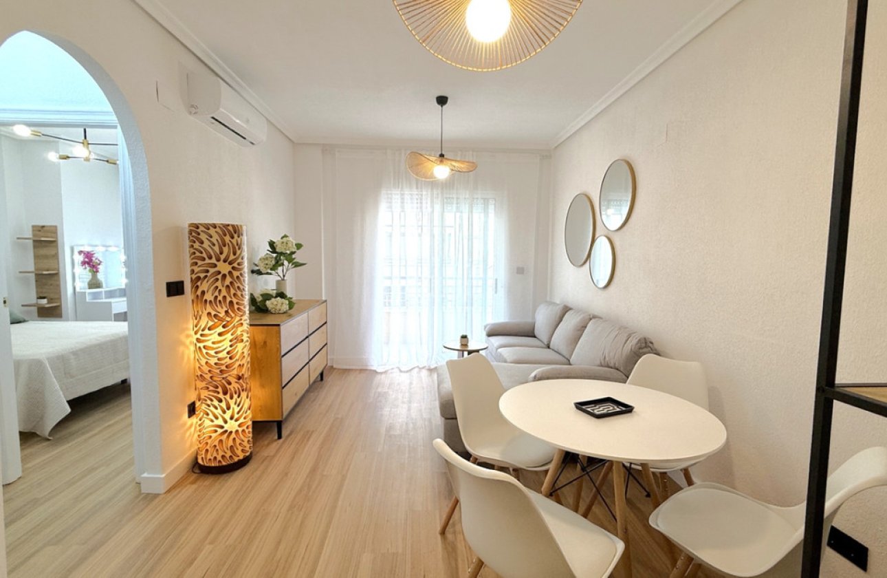 Resale - Apartment / flat -
Torrevieja - Torrevieja Centro