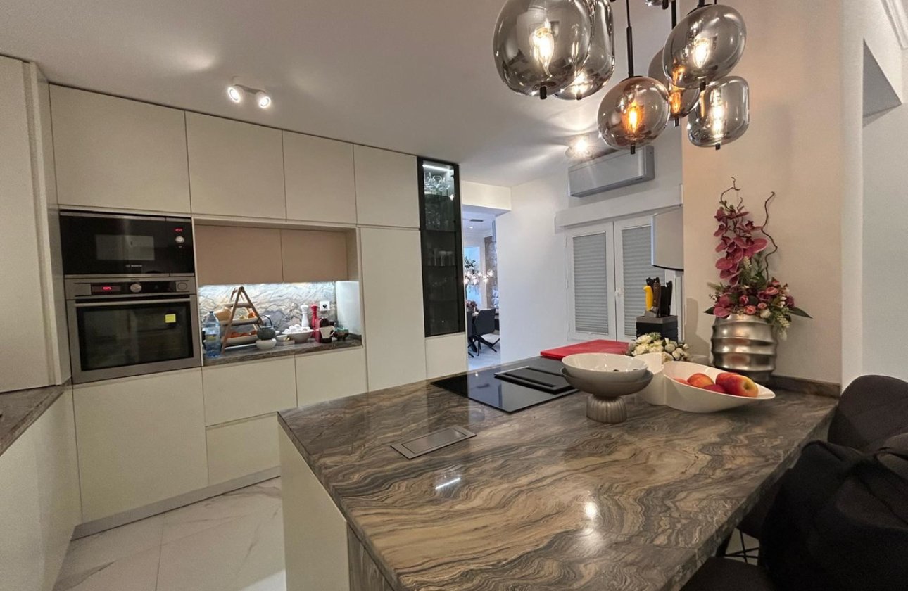 Resale - Apartment / flat -
Torrevieja - Torrevieja Centro