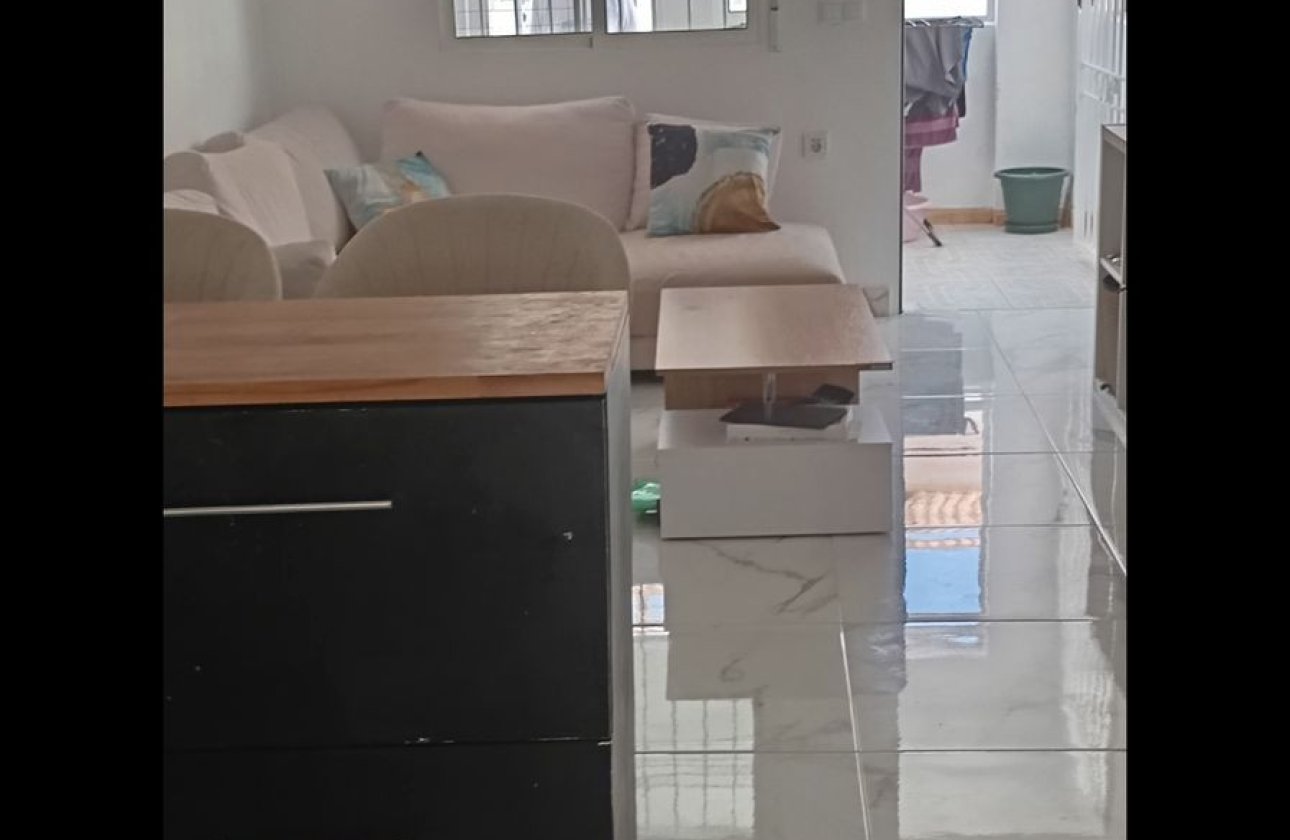 Resale - Apartment / flat -
Torrevieja - Torrevieja Centro