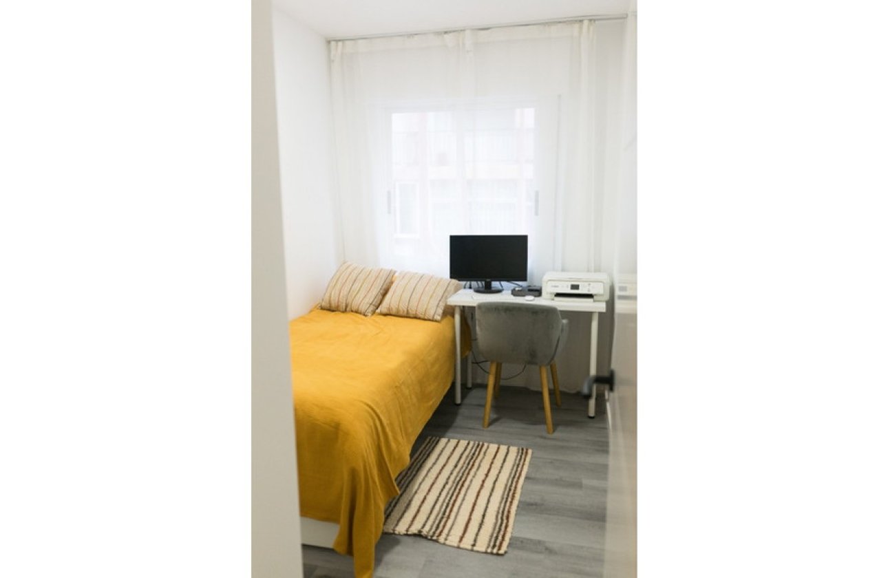 Resale - Apartment / flat -
Torrevieja - Torrevieja Centro