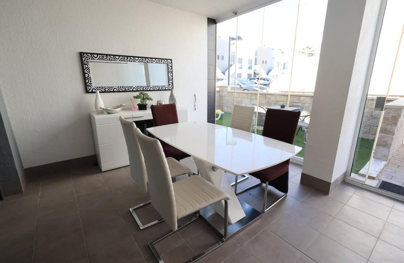 Resale - Bungalow -
Orihuela Costa - La Zenia
