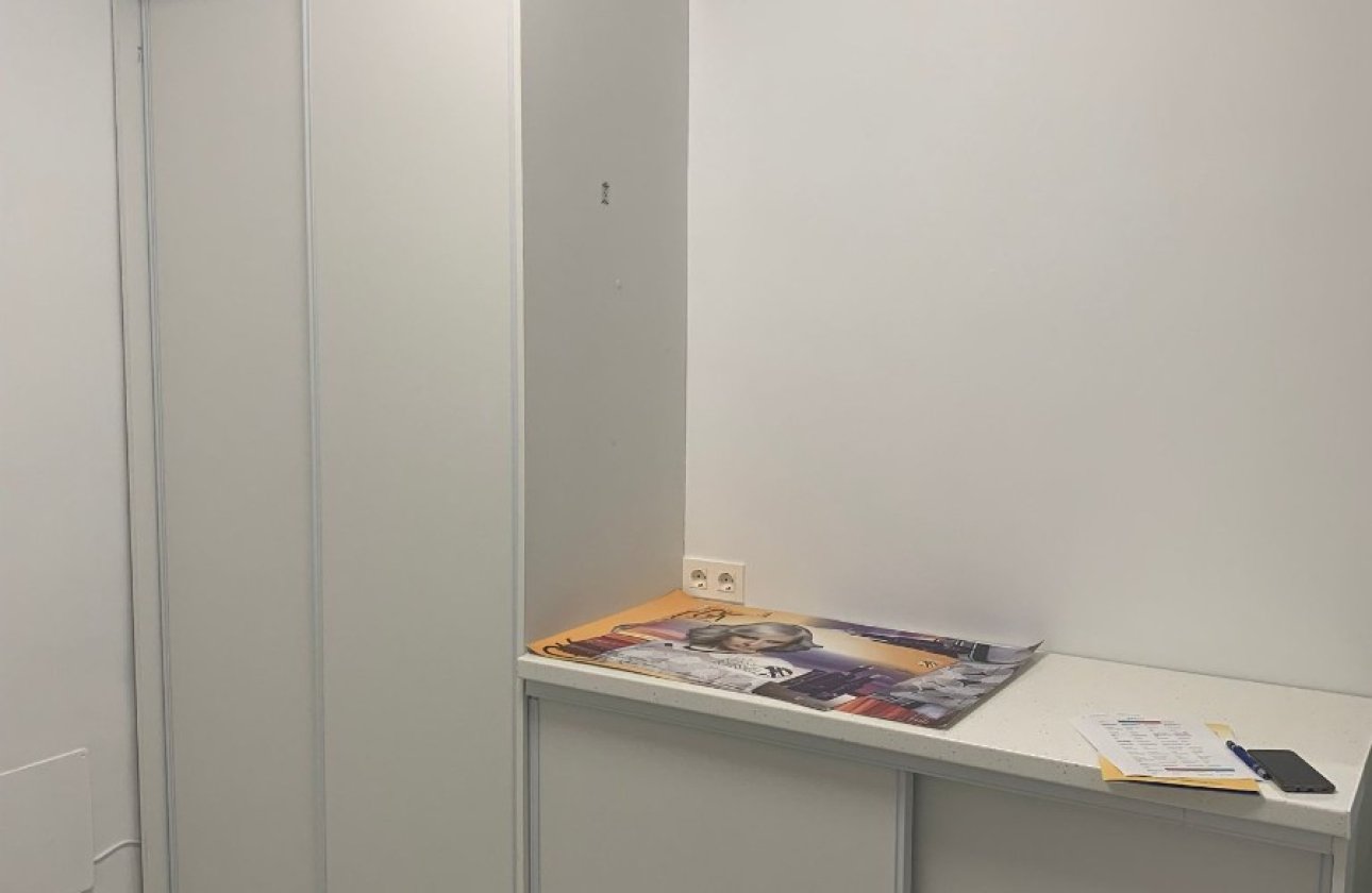 Resale - Commercial property -
Orihuela - La Zenia