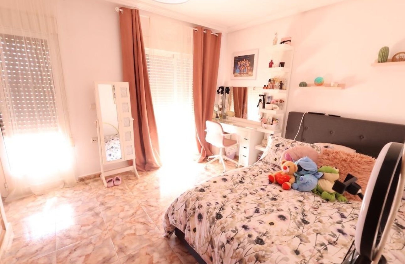 Resale - Commercial property -
Orihuela - La Zenia