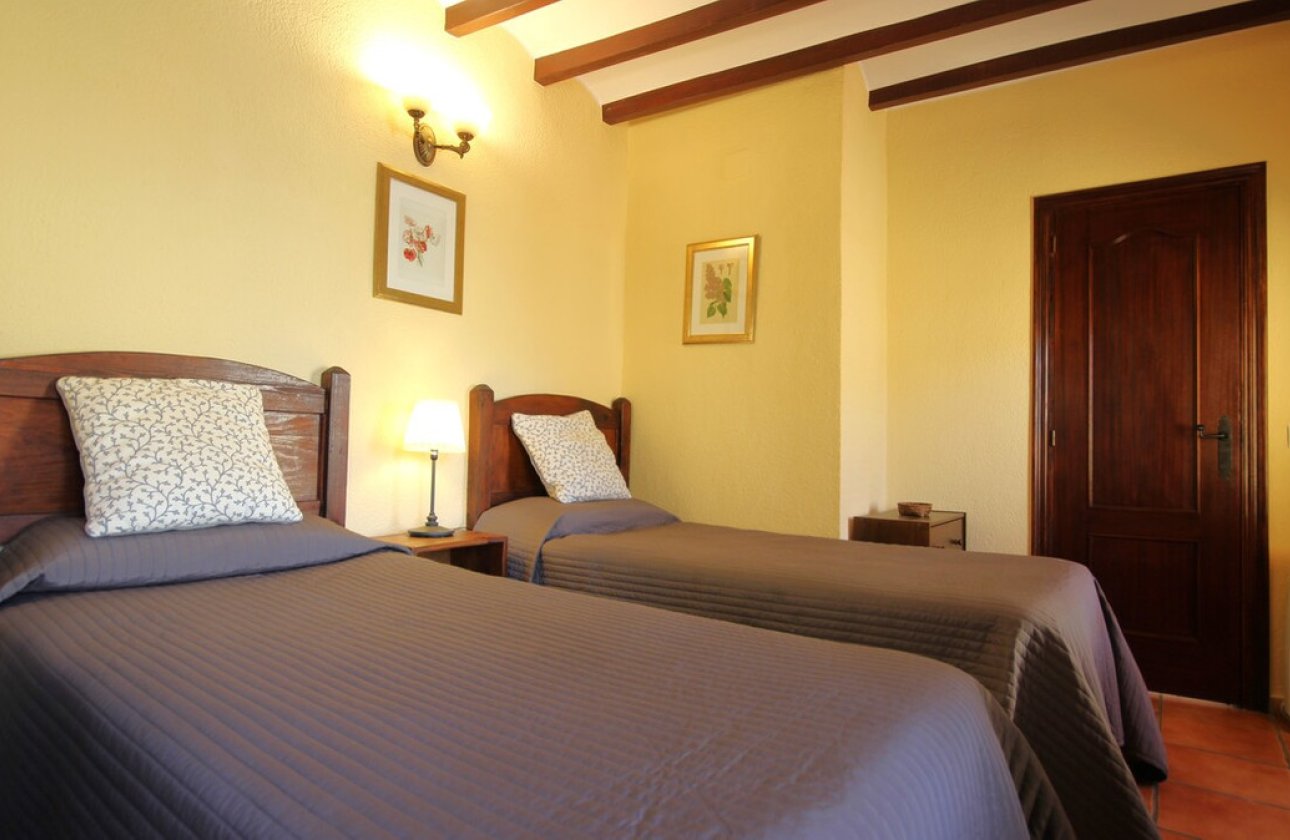 Resale - Commercial property -
Parcent