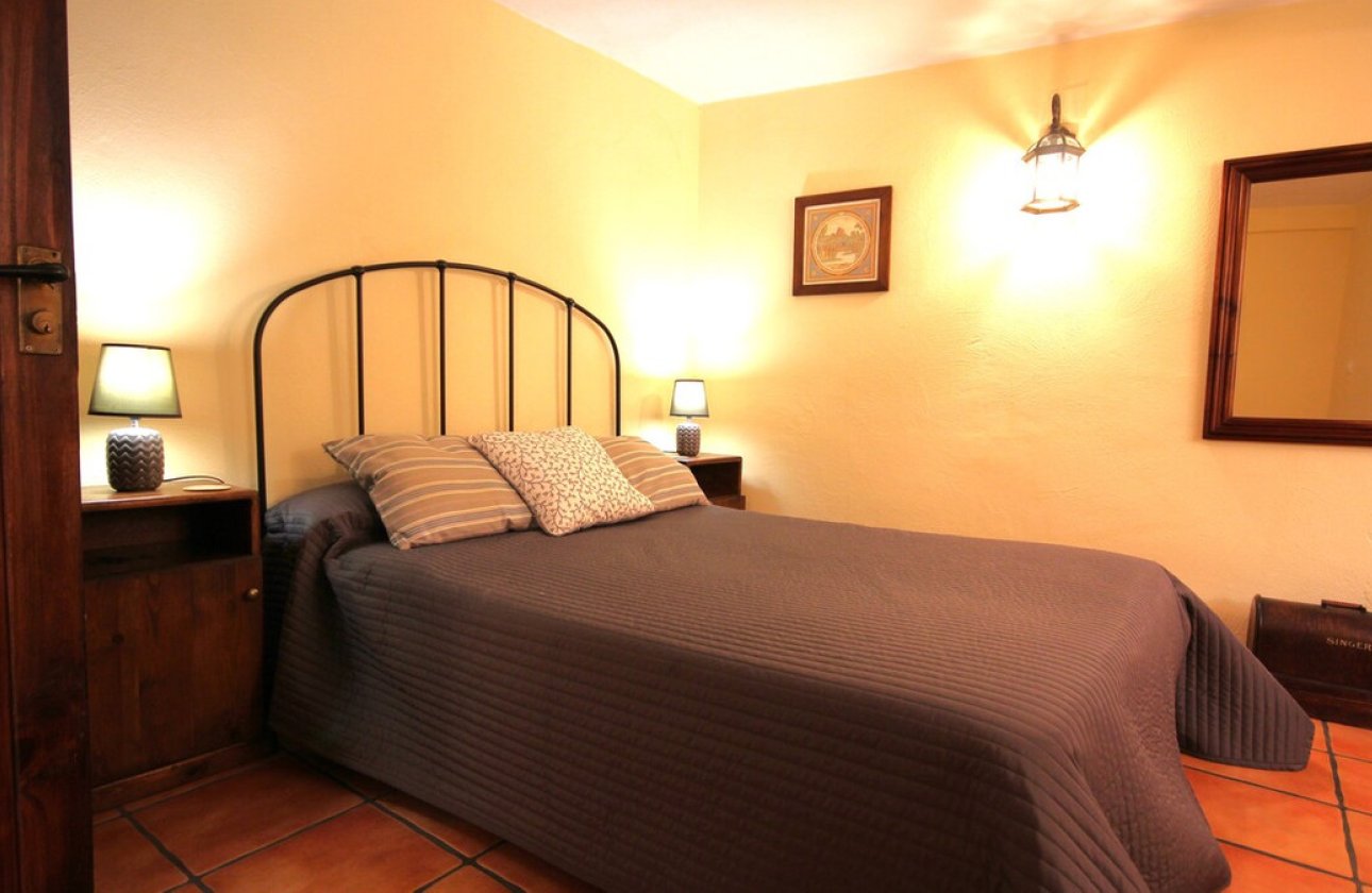 Resale - Commercial property -
Parcent