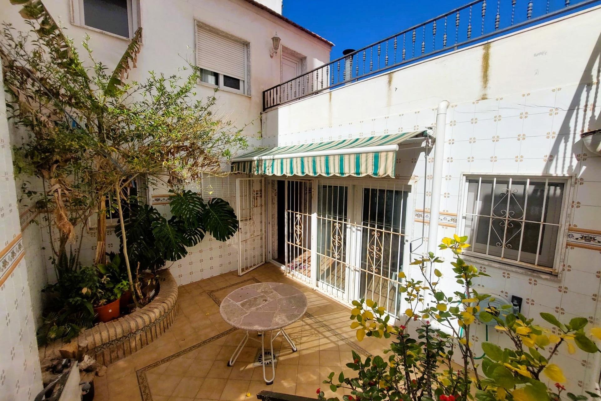 Resale - House -
Torrevieja - Centro