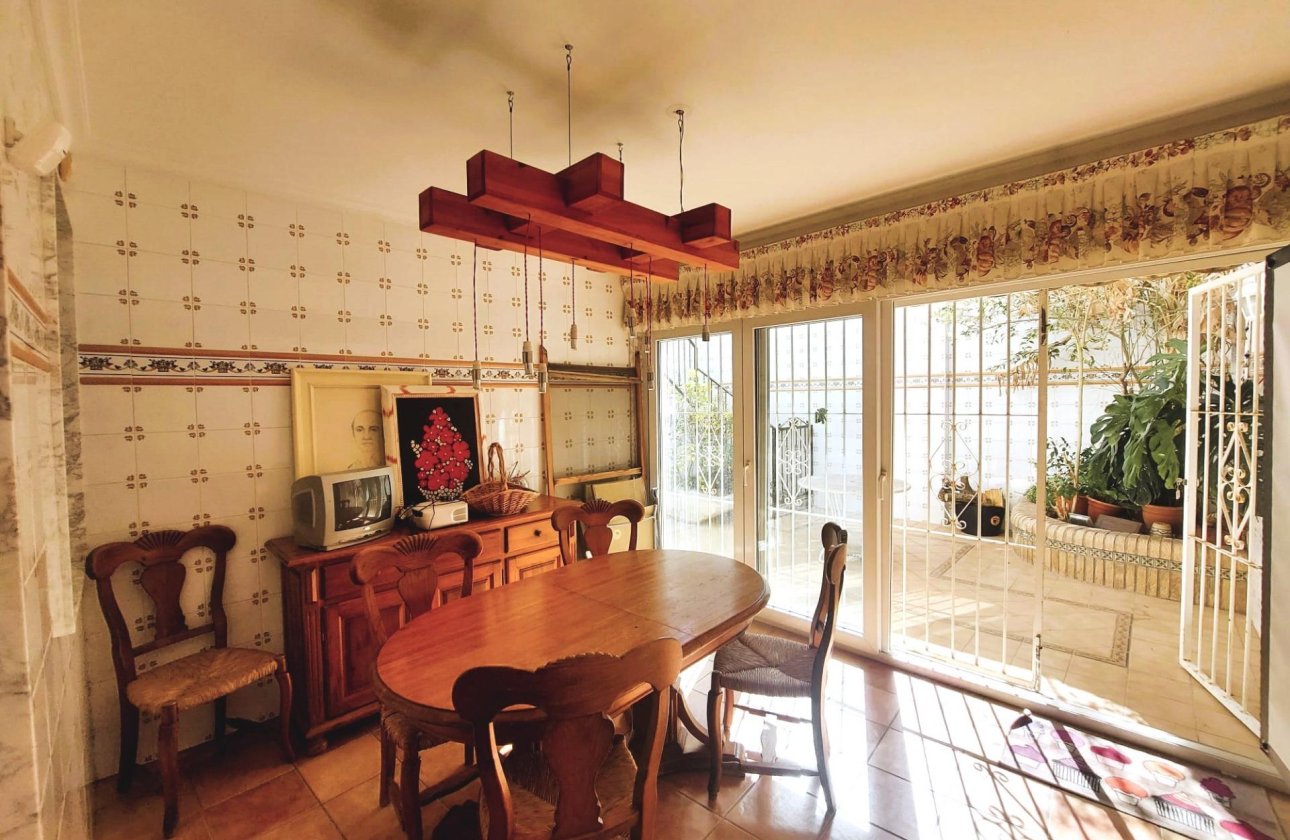 Resale - House -
Torrevieja - Centro