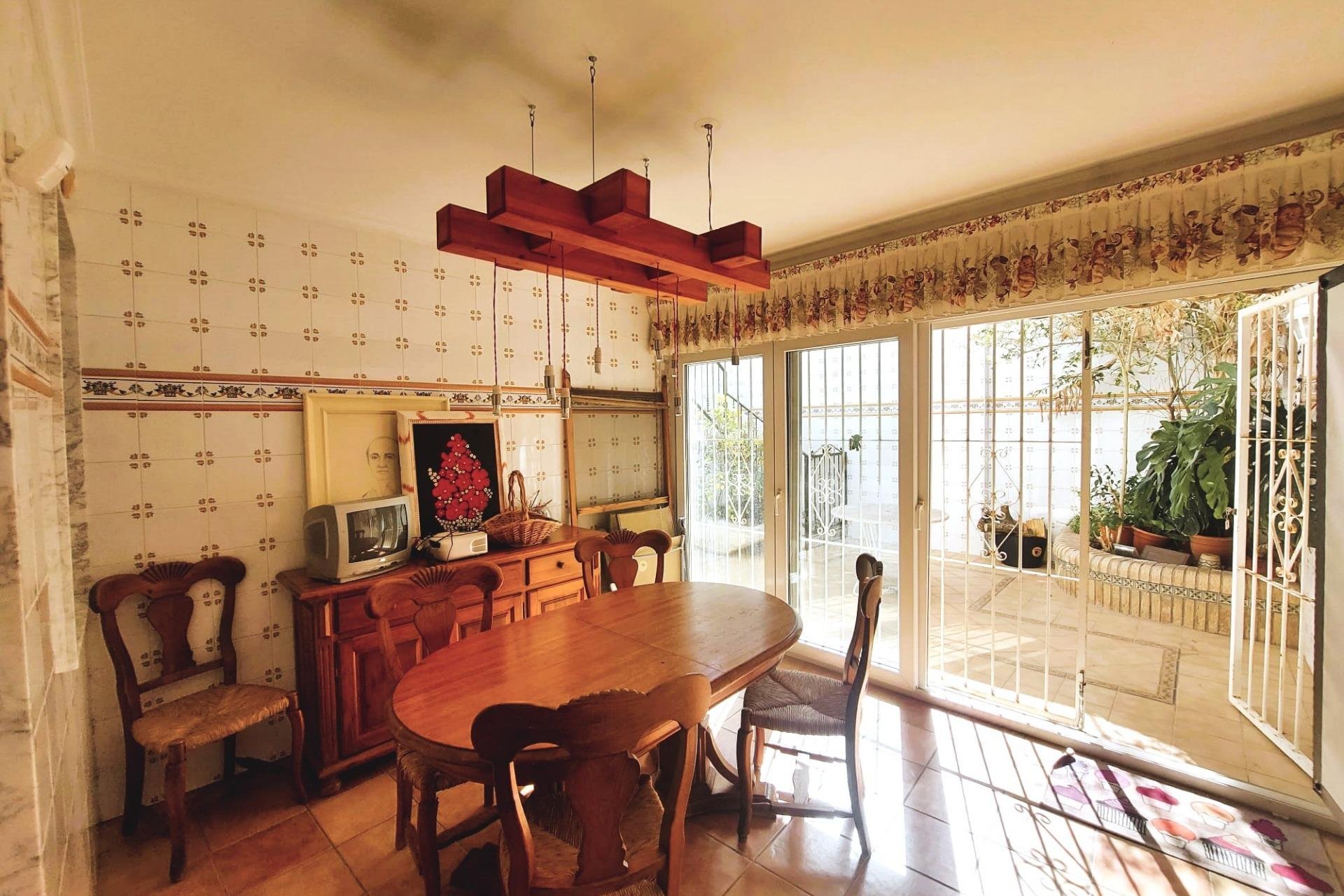 Resale - House -
Torrevieja - Centro