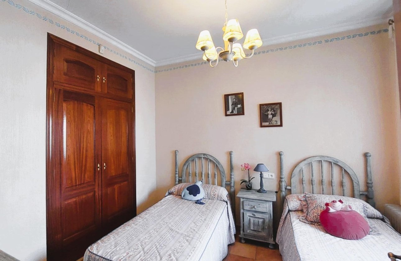 Resale - House -
Torrevieja - Centro