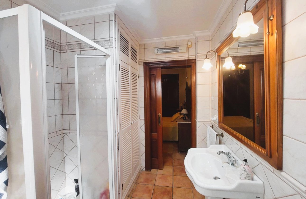 Resale - House -
Torrevieja - Centro