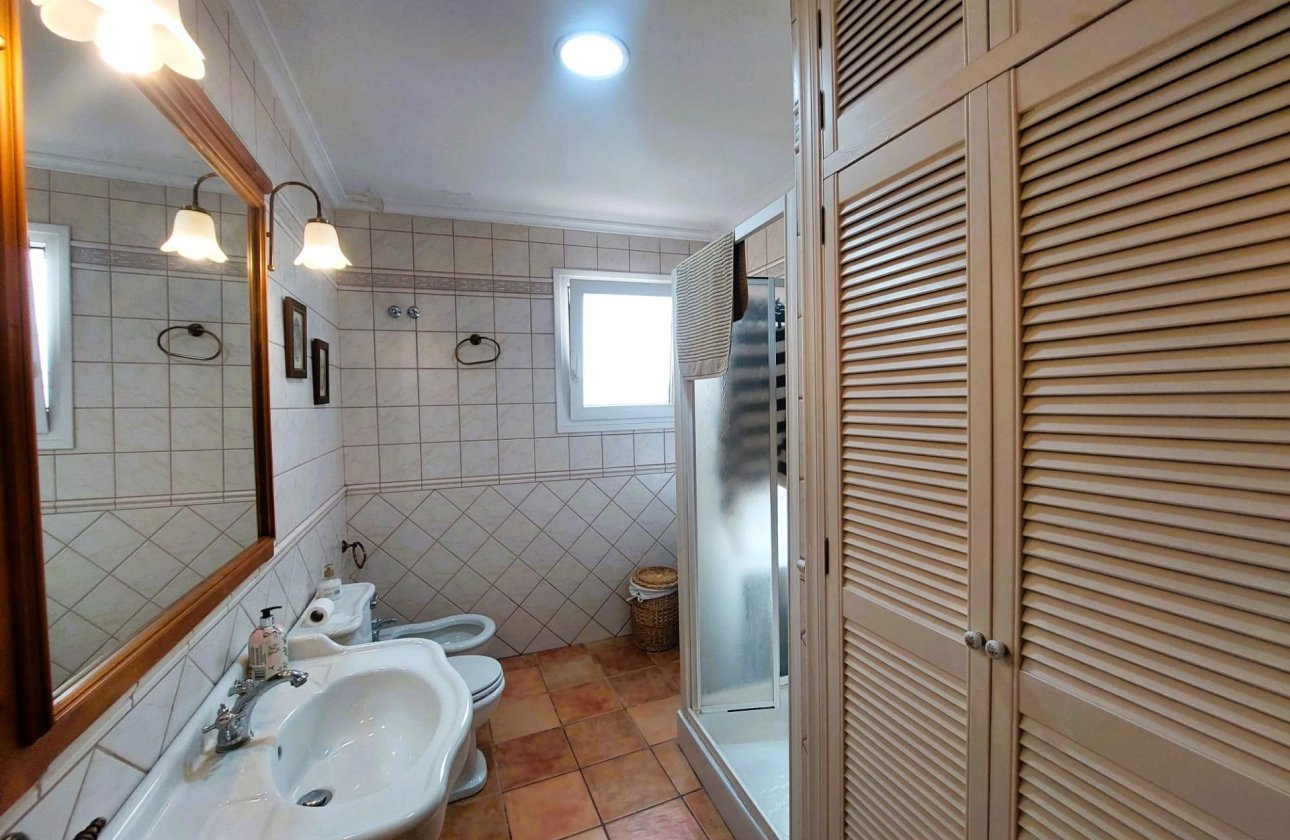 Resale - House -
Torrevieja - Centro