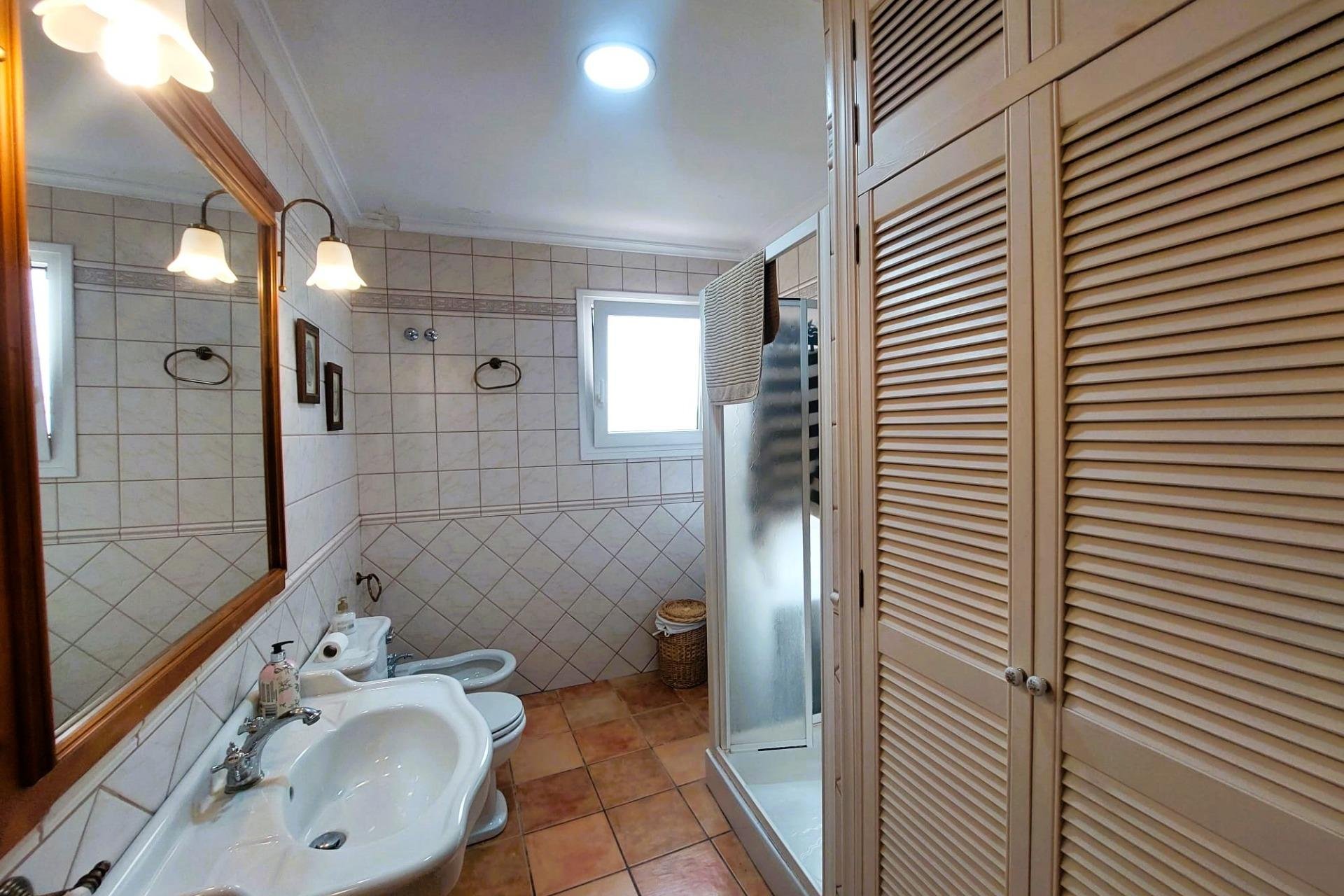 Resale - House -
Torrevieja - Centro
