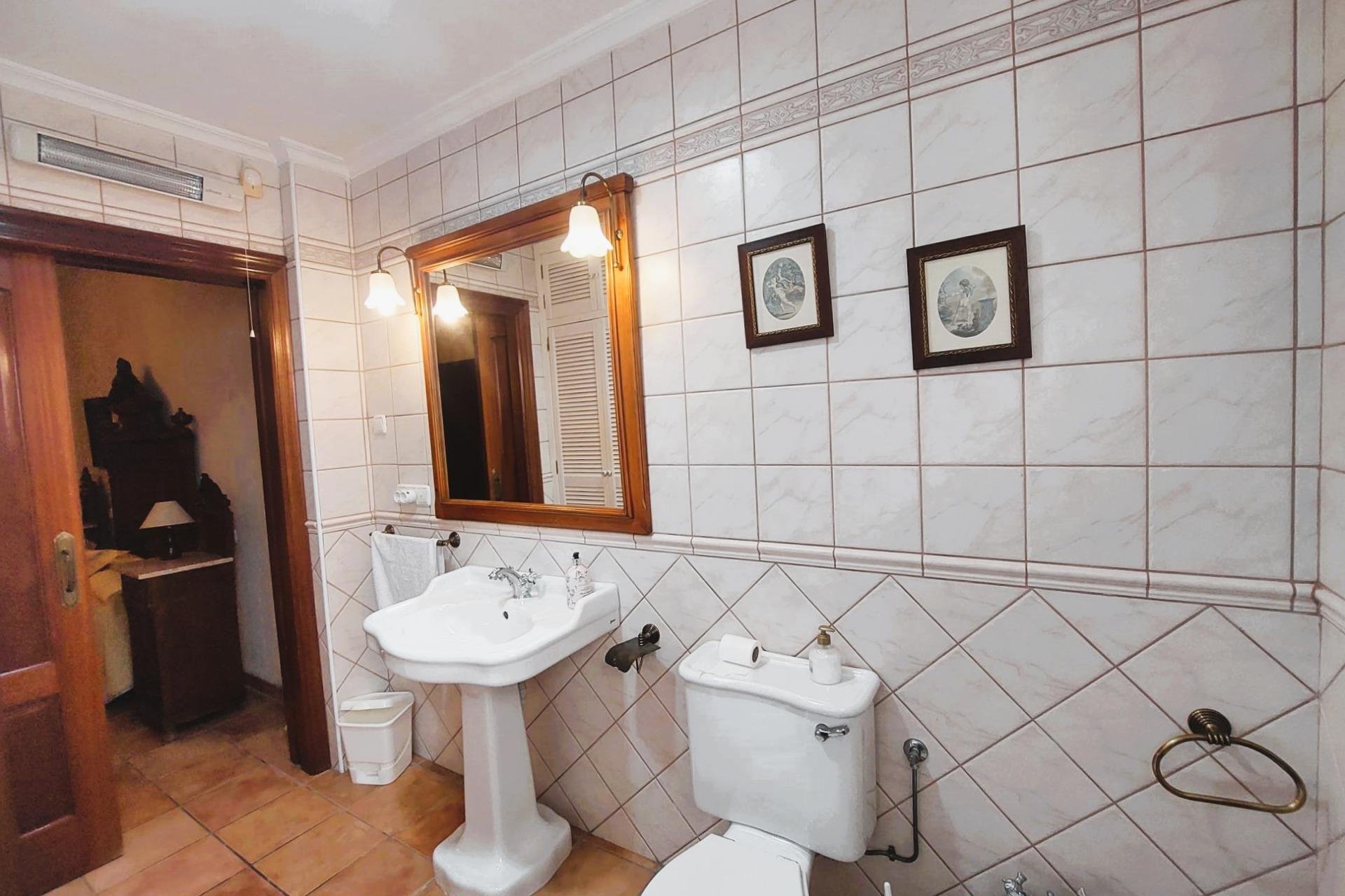 Resale - House -
Torrevieja - Centro