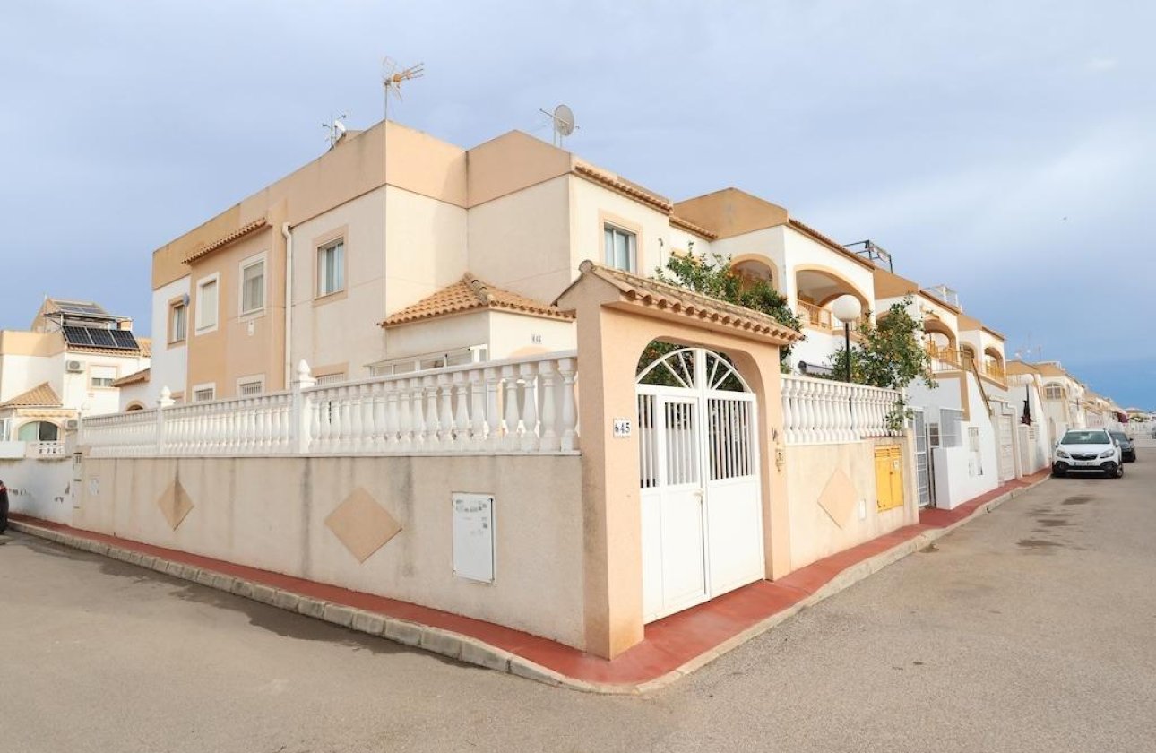 Resale - semi-detached house -
Torrevieja - El limonar