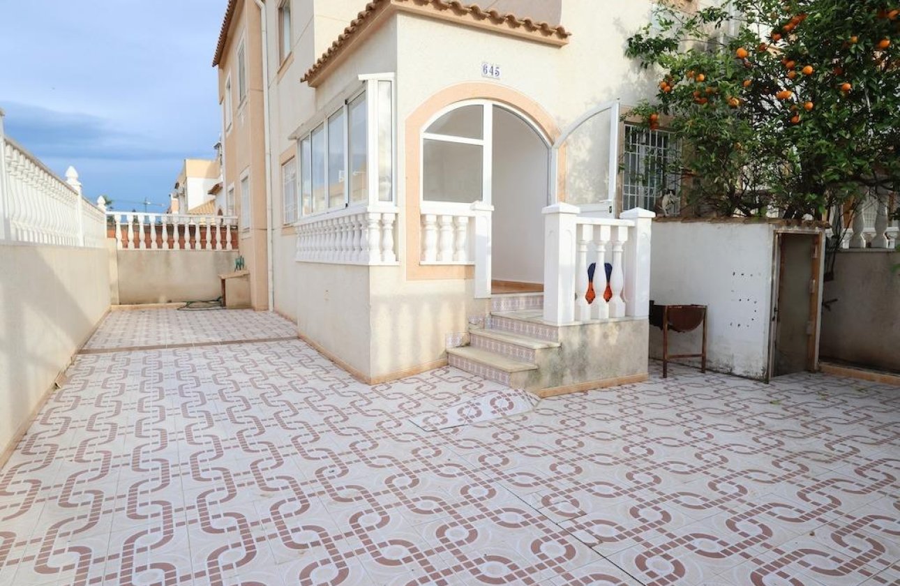 Resale - semi-detached house -
Torrevieja - El limonar