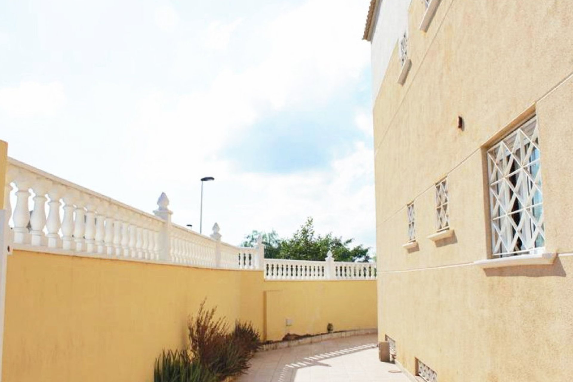 Resale - Villa -
Alicante City - La Torreta