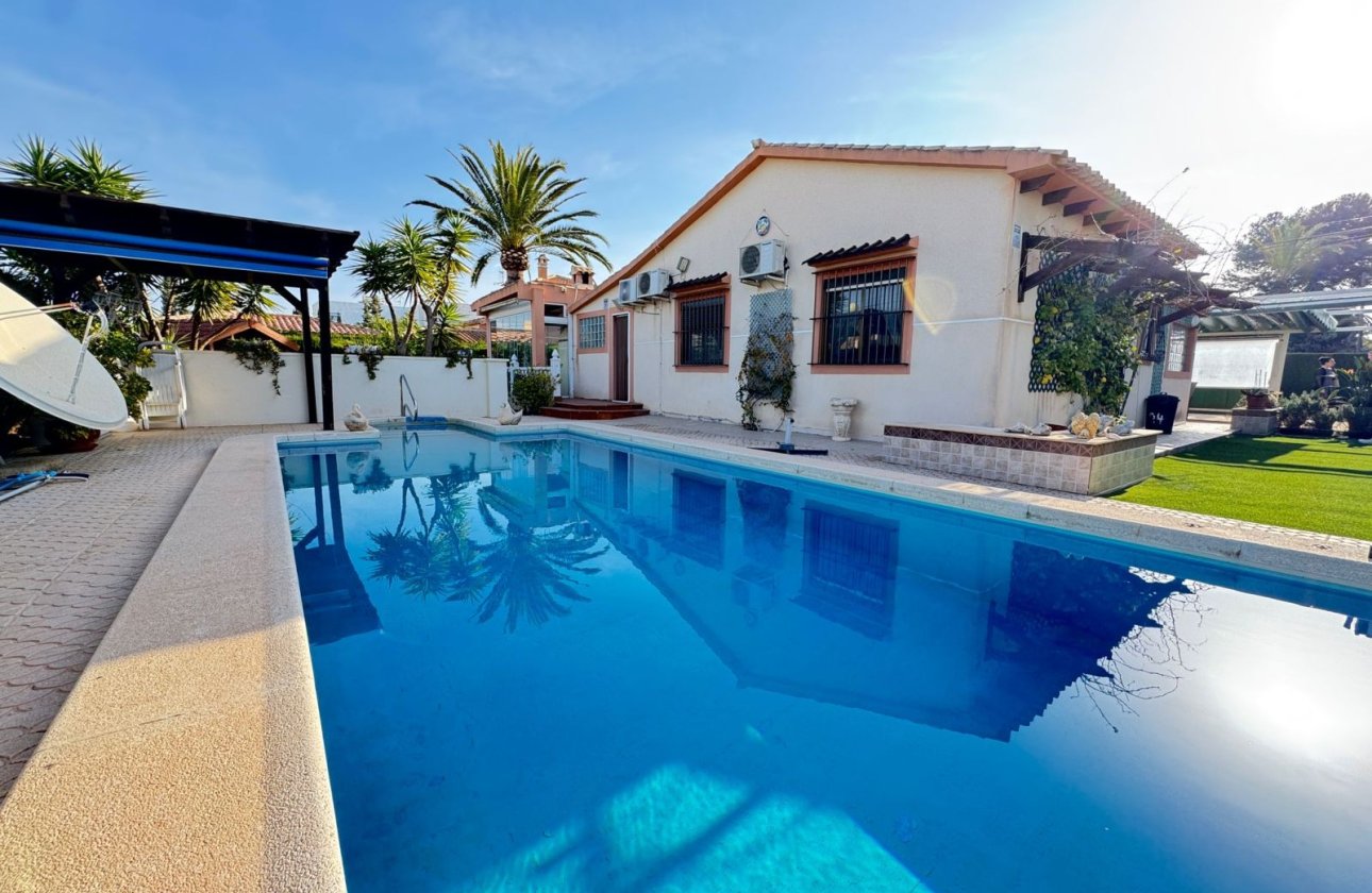 Resale - Villa -
Cabo Roig