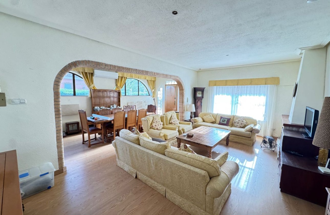 Resale - Villa -
Cabo Roig