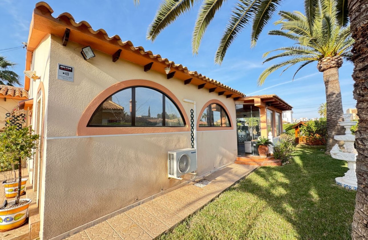 Resale - Villa -
Cabo Roig