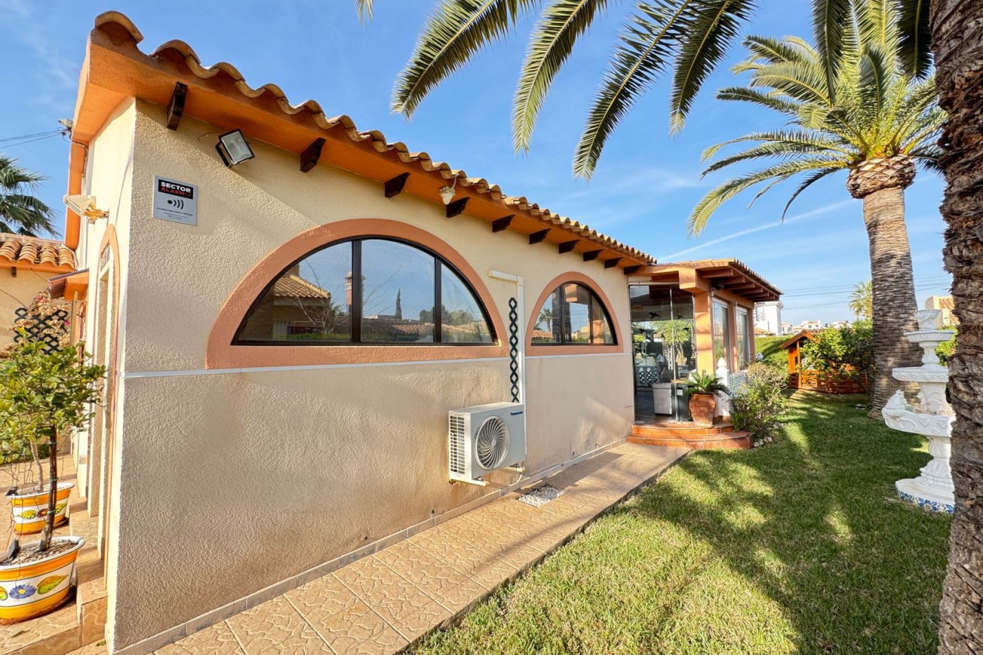 Resale - Villa -
Cabo Roig