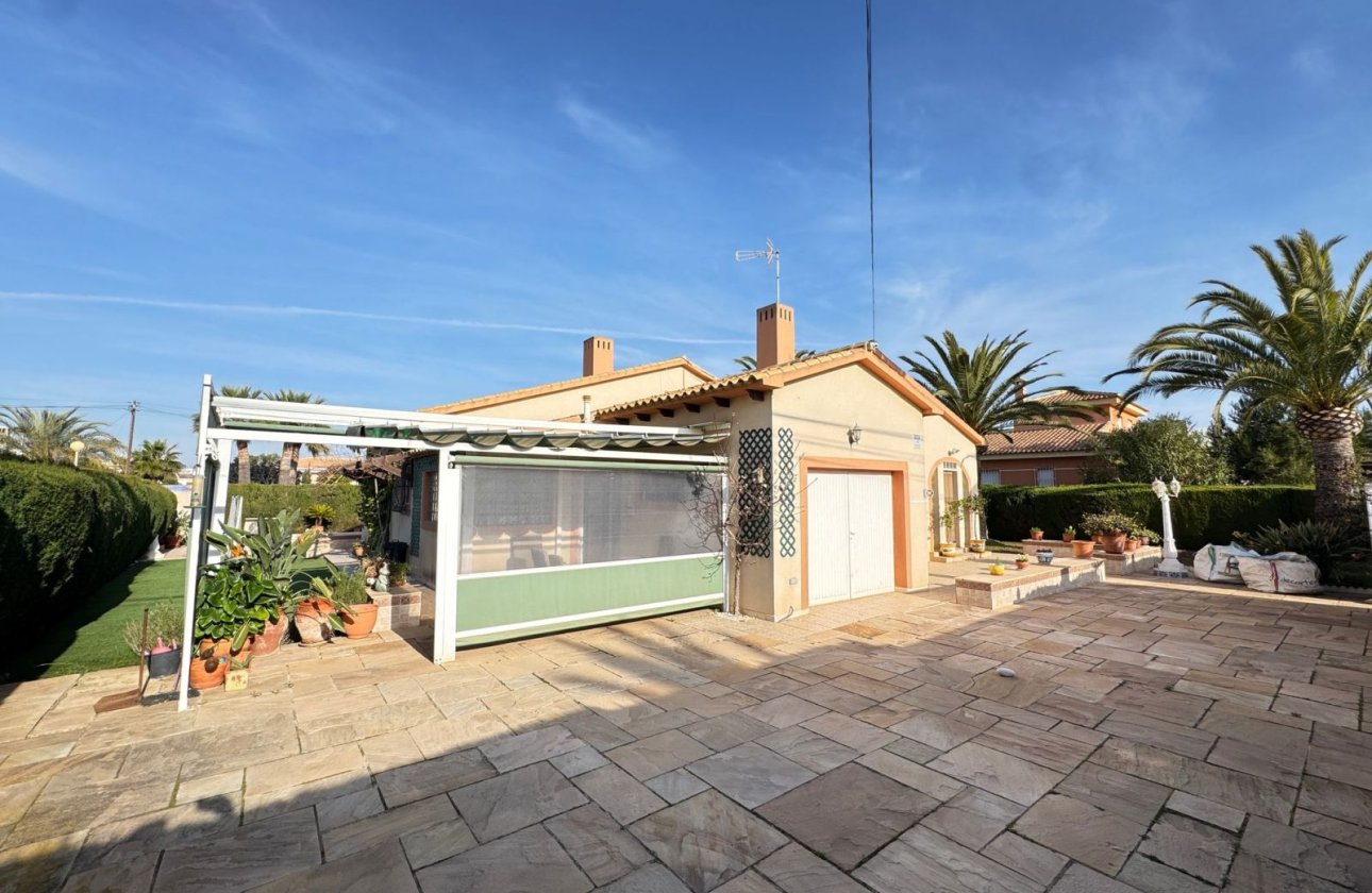 Resale - Villa -
Cabo Roig