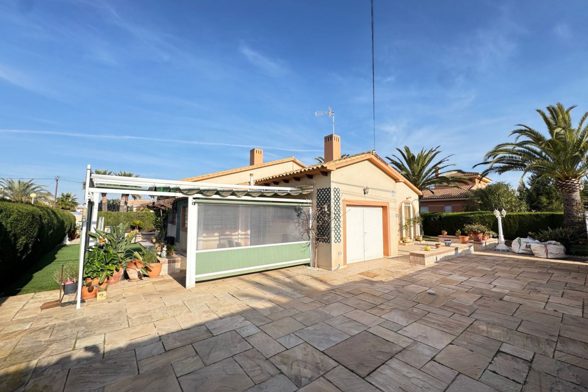 Resale - Villa -
Cabo Roig