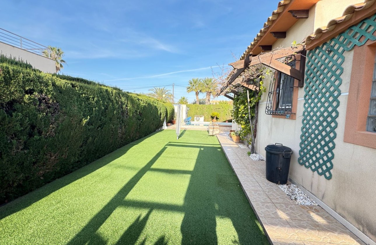 Resale - Villa -
Cabo Roig