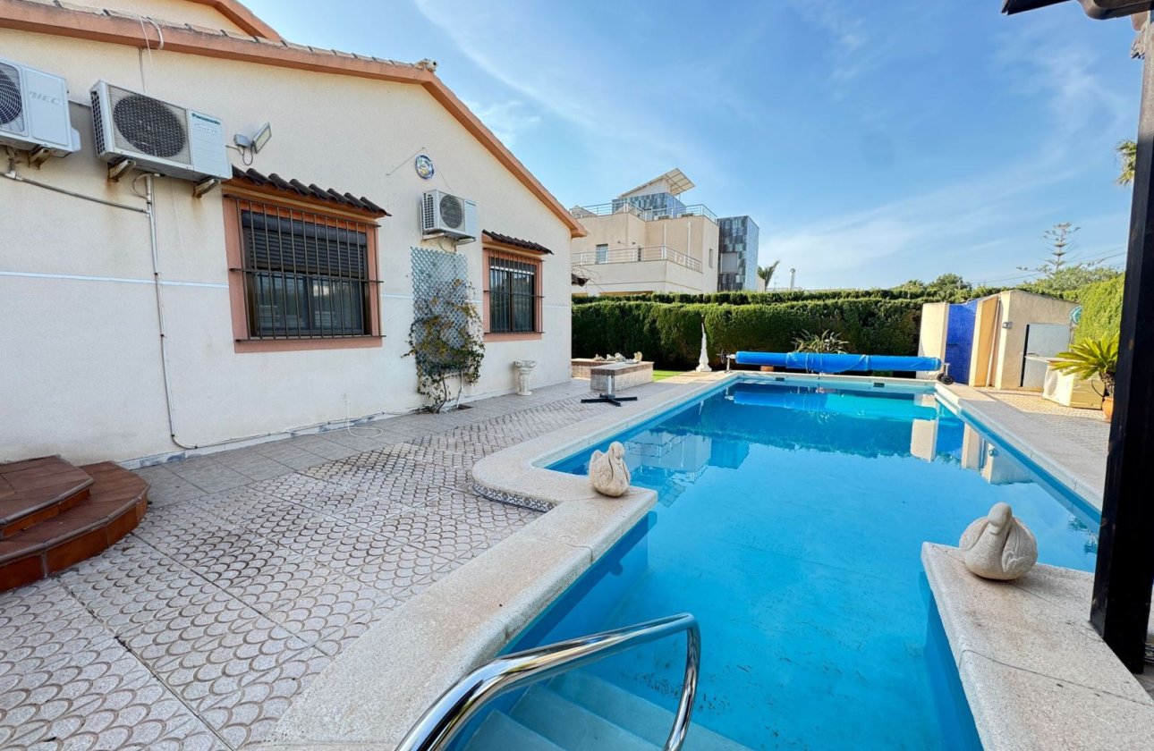 Resale - Villa -
Cabo Roig
